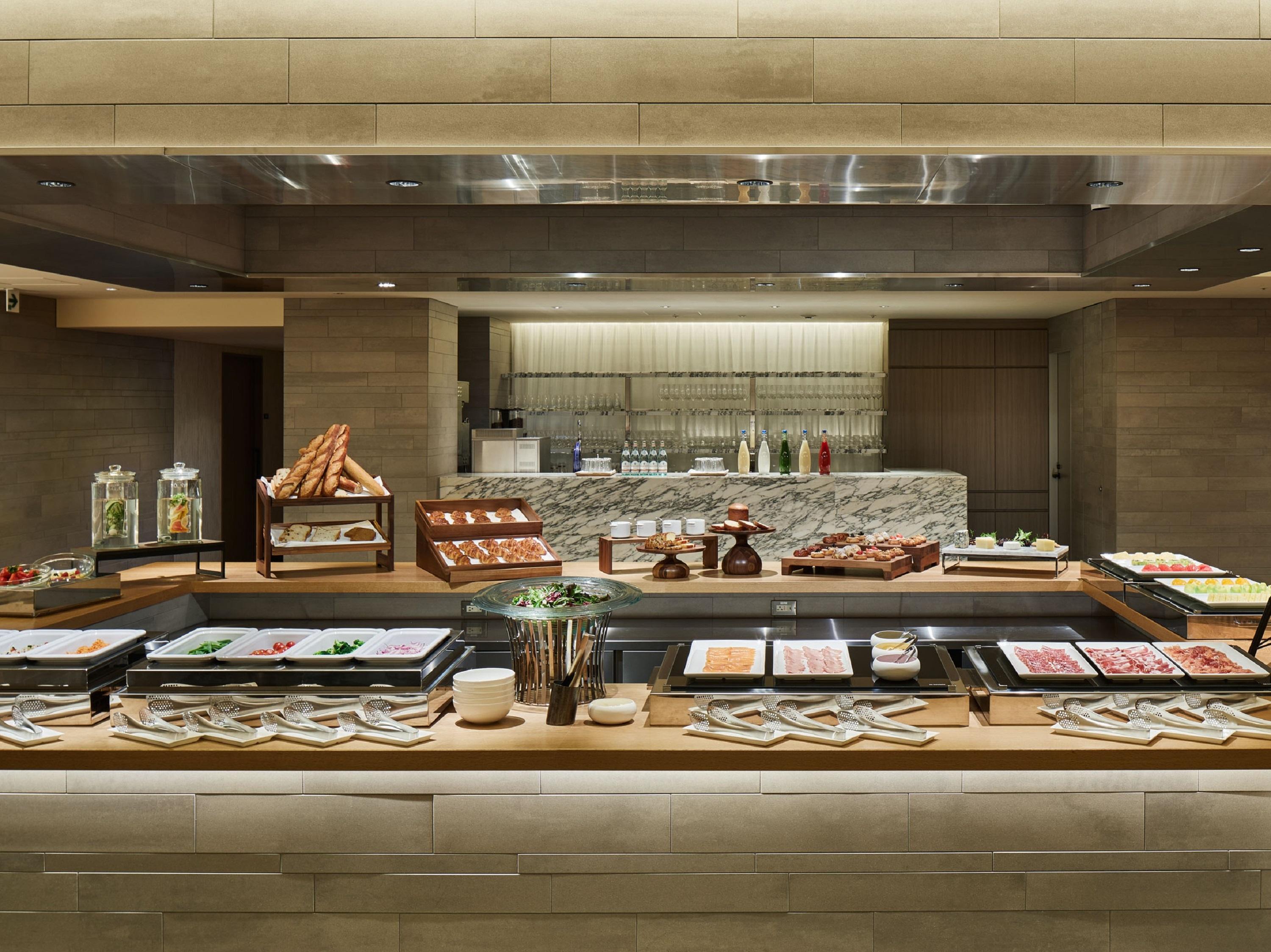 The Thousand Kyoto Eksteriør bilde A buffet at a hotel