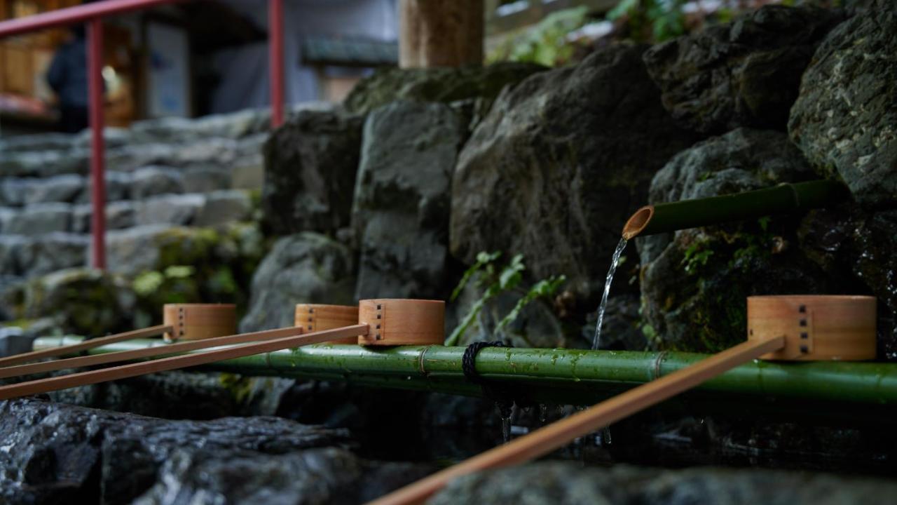 The Thousand Kyoto Eksteriør bilde A tsukubai at a shrine